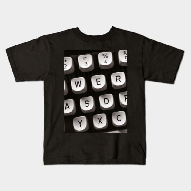 Old Typewriter Kids T-Shirt by SILVA_CAPITANA